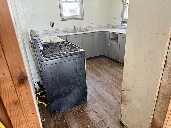 3rd image of 1906 Roys Ave