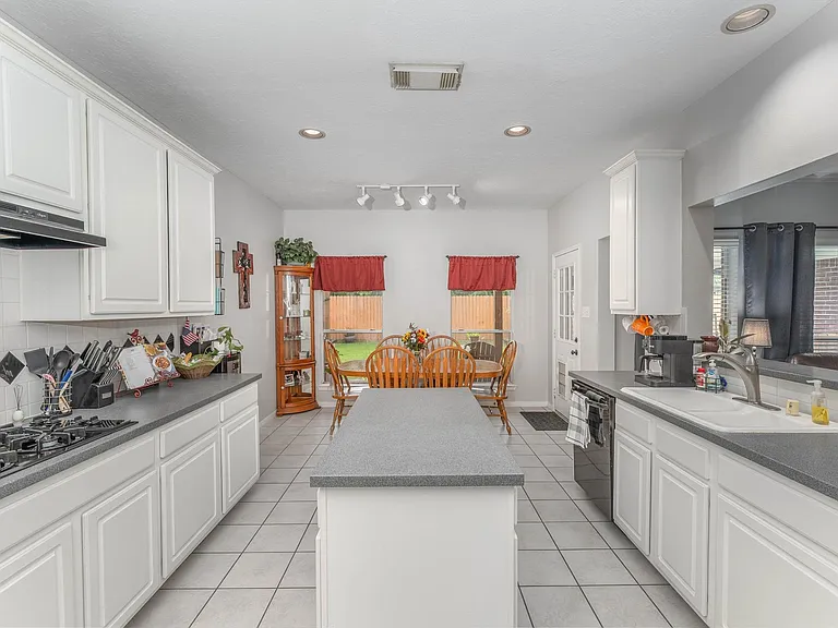 2309 Orleans Ln — Photo 8