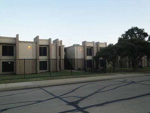 1st image of 2401 Yorkstown Dr APT 210