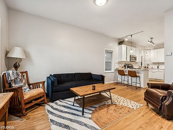 2nd image of 1926 N Hermitage Ave #2