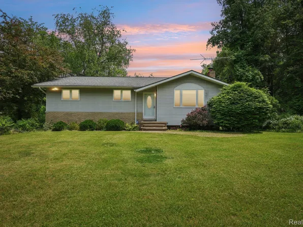 2701 Lakeville Rd, Oxford, MI 48370