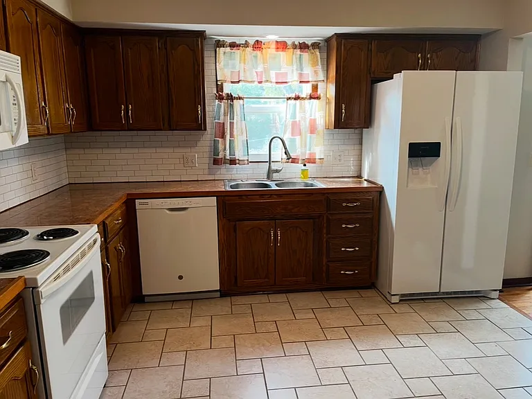 2110 S 122nd Ave — Photo 8
