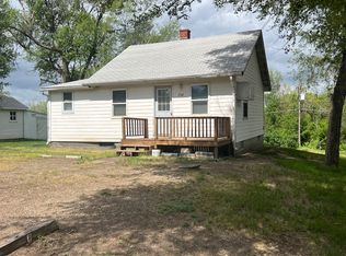 702 S Sanborn St, Chamberlain, SD 57325