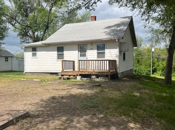 702 S Sanborn St, Chamberlain, SD 57325