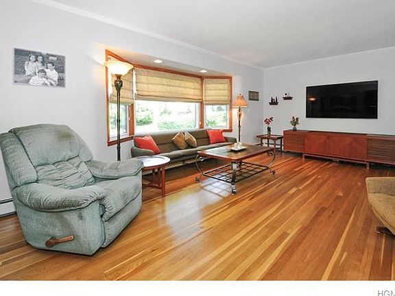 5th image of 377 Crestwood Ave