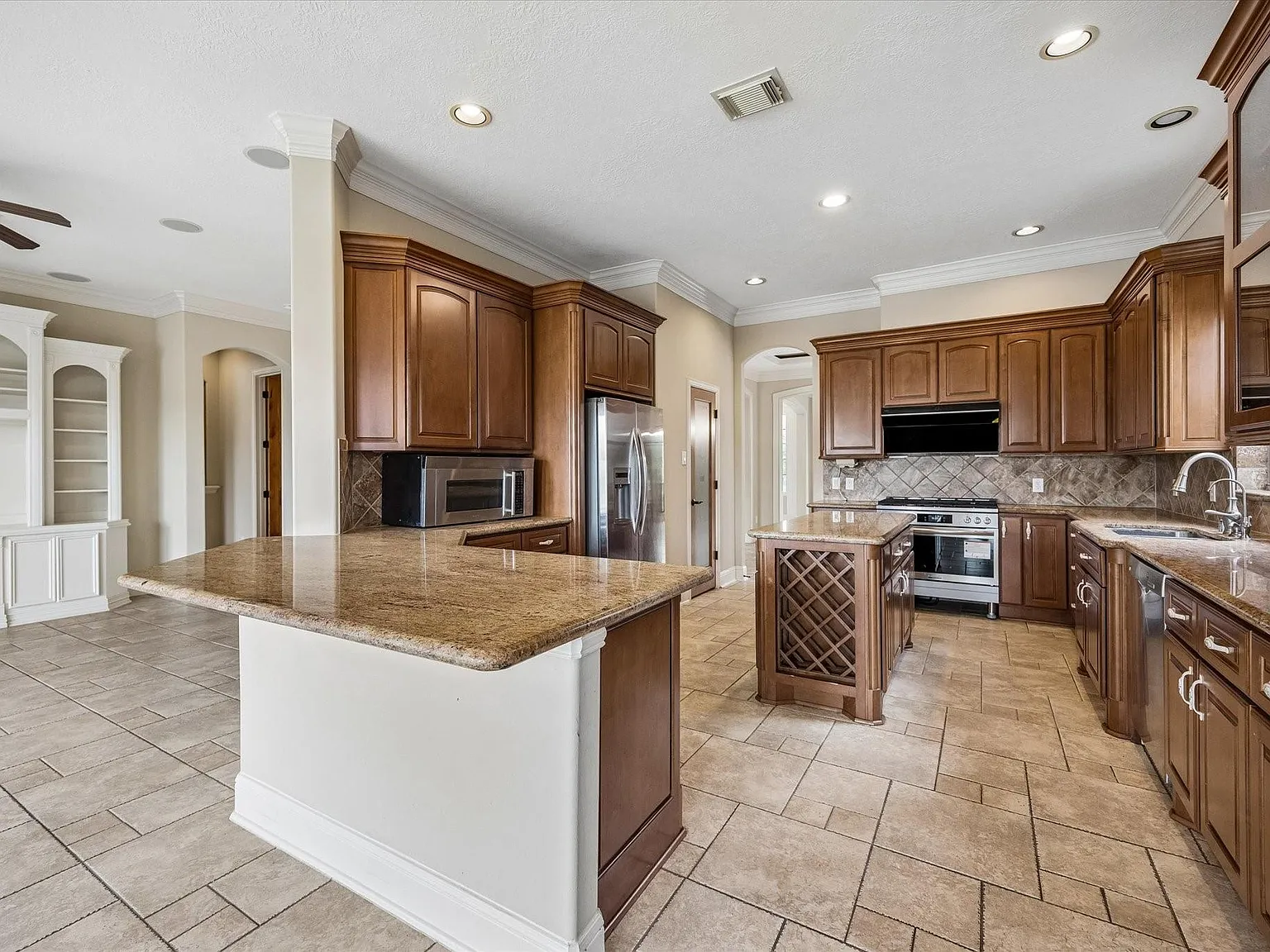 4 bed, 3.5 bath, 4161 sqft, $6,800 — Photo 4