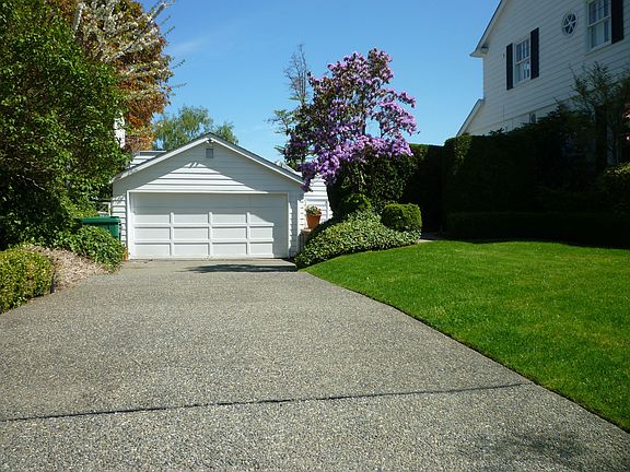 Detached 2 car garage with long driveway and basketball court