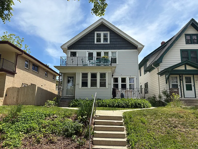 4468 N Larkin St — Photo 1