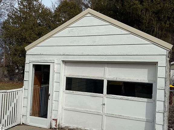 3rd image of 213 S Bankson St