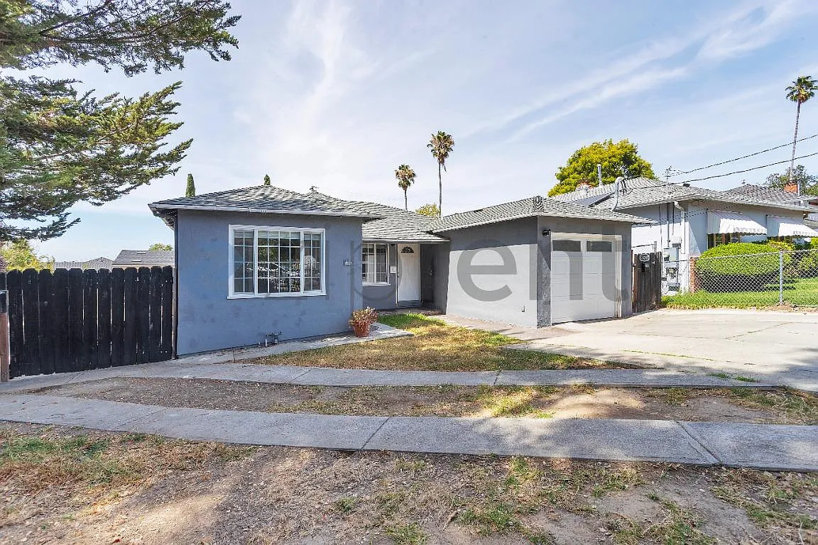 5 bed, 2200 sqft, $4,995 — Photo 2