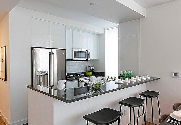 3rd image of 160 W 62nd St APT 18A
