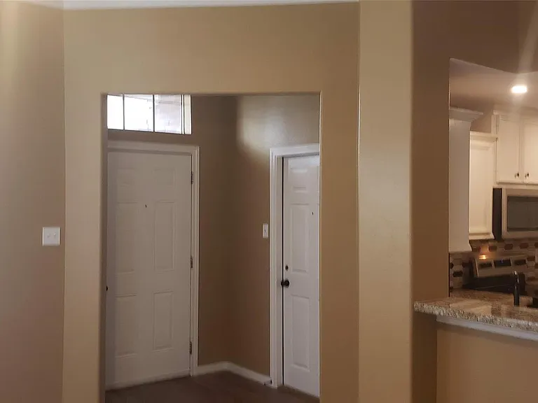 222 Canterbury Dr — Photo 2