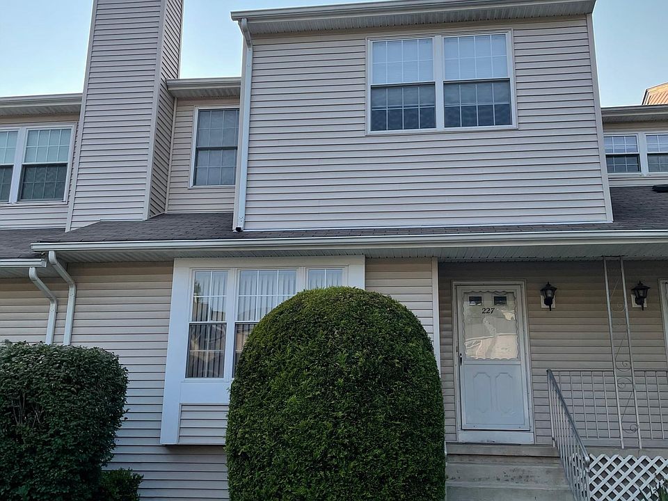 Front Entrance to 3BR Townhome