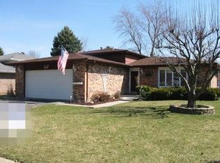 521 Manor Dr, Peotone, IL 60468