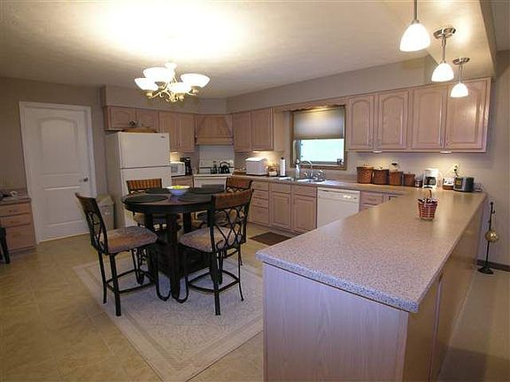 5th image of 195 Sandalwood Dr