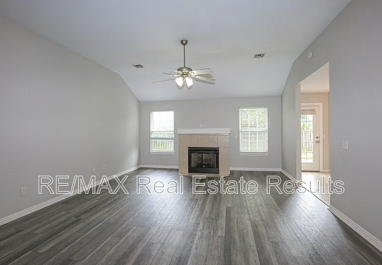 3711 SW Hansom Loop — Photo 2
