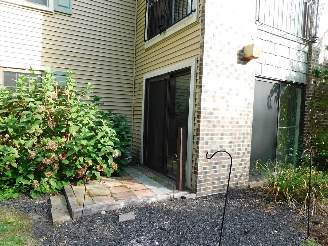2 bed, 1.5 bath, 1171 sqft, $2,400 — Photo 3