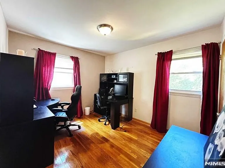 321 Maplewood Dr — Photo 13