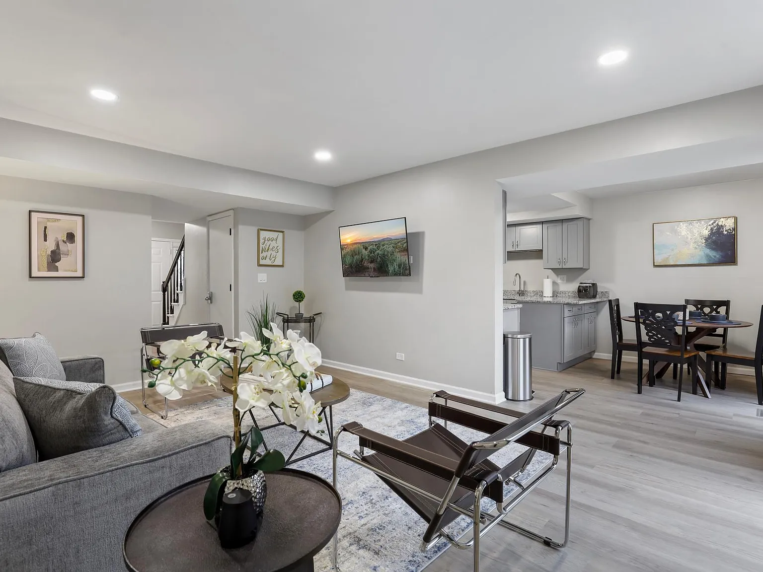 3 bed, 1.5 bath, 1300 sqft, $7,700 — Photo 3