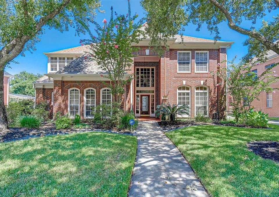 Stately home in Cinco Ranch South Lake Village! Rare opportunity to own a home in this popular Cinco Ranch neighborhood. 3326 Castlewind is 3700 square feet of beautiful living space.