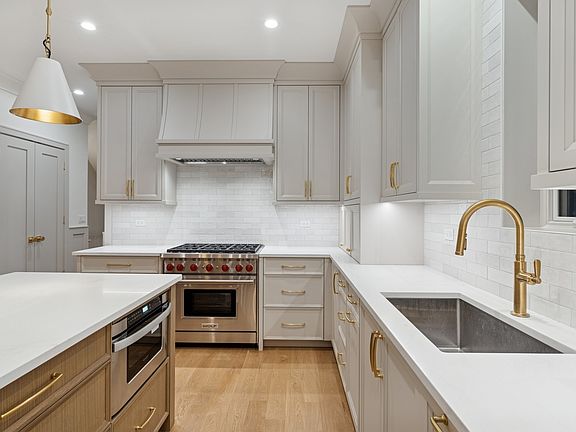 4th image of 2023 W Augusta Blvd #1E