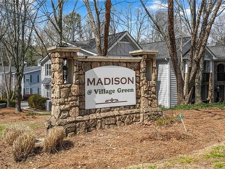 708 Madison Ln SE — Photo 2