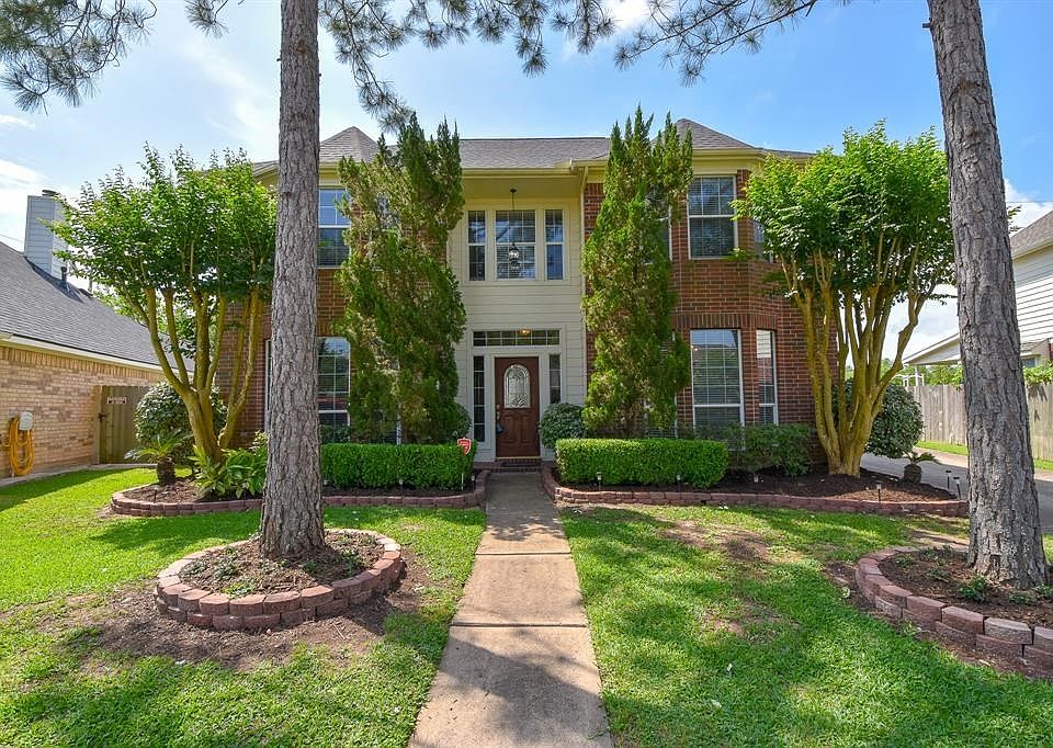 Beautiful curb appeal at this cul-de-sac secluded lot with private backyard.