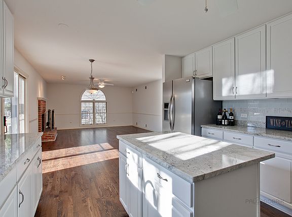 5th image of 590 Lexington Sq E