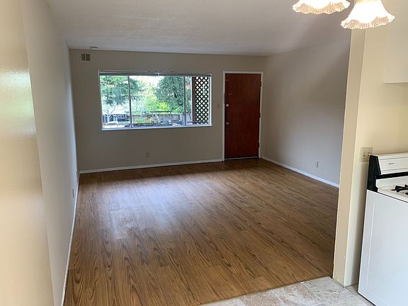4th image of 580 Vernon St #12