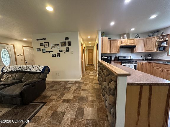 5th image of 413 Evergreen St