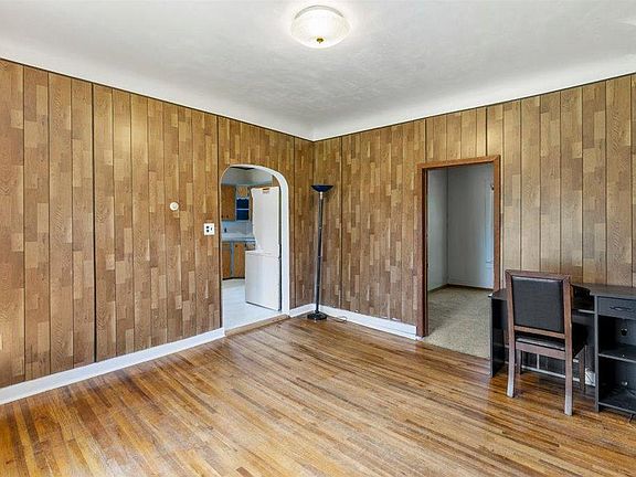 4th image of 323 4th St SE