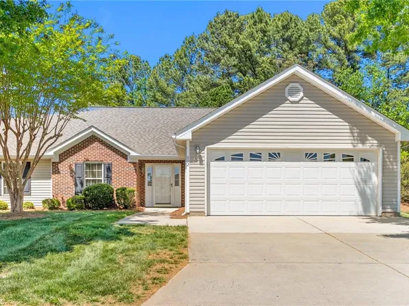 692 Huntingdon St, Elon, NC 27244