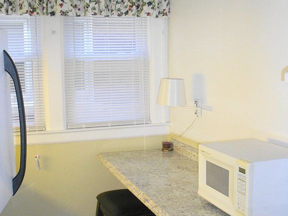 3rd image of 852 Beaconsfield Ave