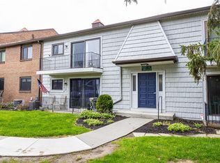 18-2 Great Wood Ct, Fairport, NY 14450