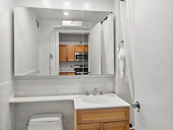 516 West 47th Street image 4 of 10