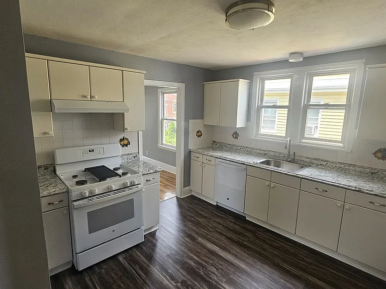 427 Charles St #2 — Photo 4