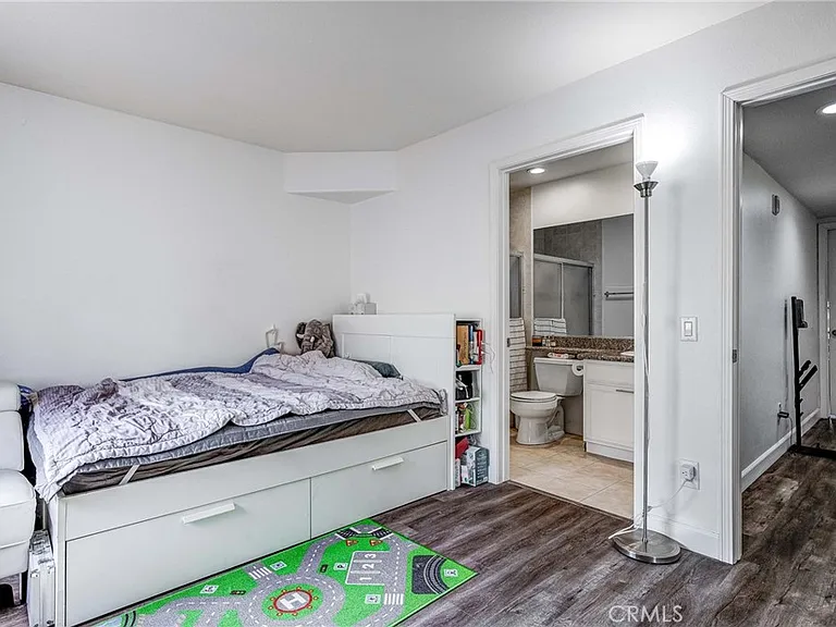 532 N Mariposa Ave #104 — Photo 15
