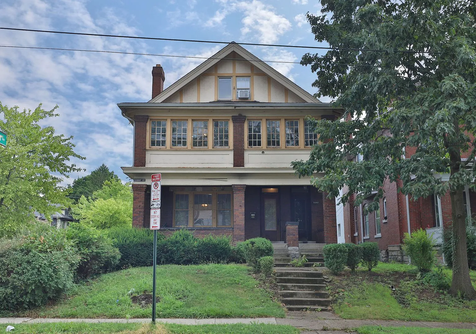 Awesome House For Your Large Group - Huge House With 3 Floors - 3 Kitchens, 3 Bathrooms, Awesome ... — Photo 2