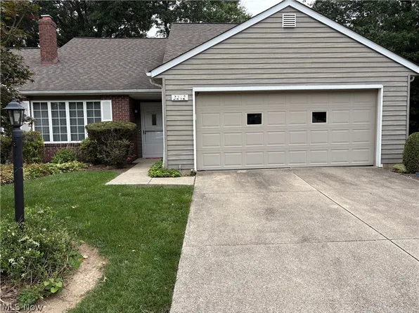3242 Woodcreek Cir, Westlake, OH 44145