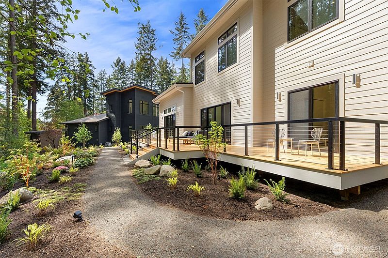 4th image of 13982 Manzanita Road NE