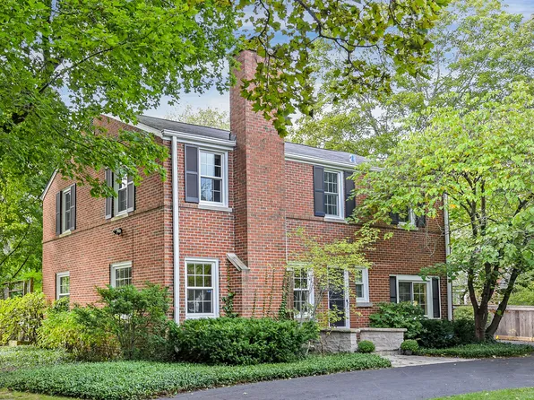530 Woodland Ln S, Northfield, IL 60093