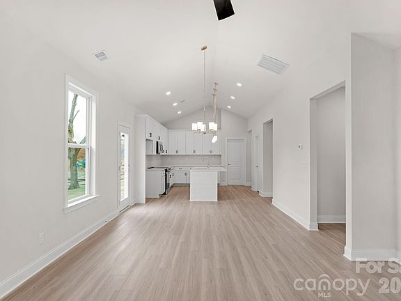 5th image of 1107 Burke St