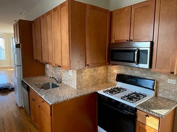 3rd image of 1526 W Wilson Ave APT 3