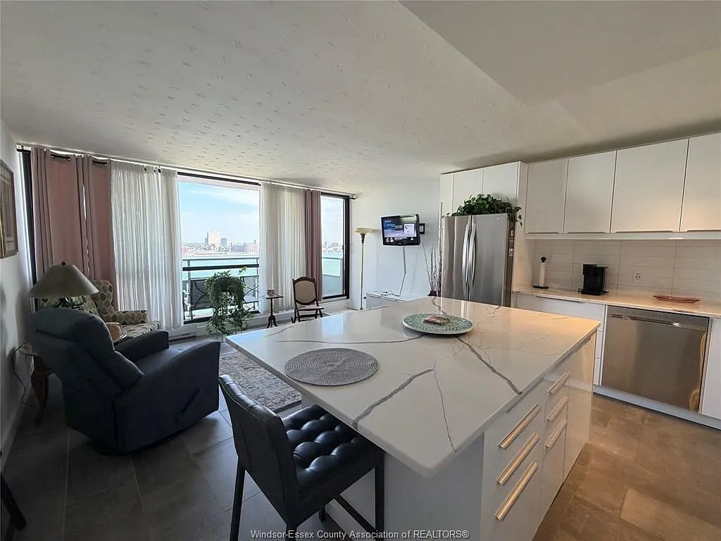 111 Riverside Dr E — Photo 4