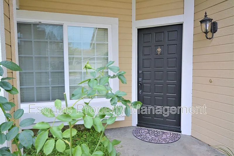 3 bed, 2.5 bath, 1493 sqft, $4,100 — Photo 2