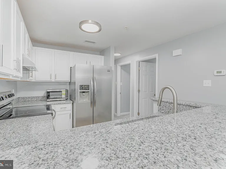 100 Grosvenor Ln #3 — Photo 12