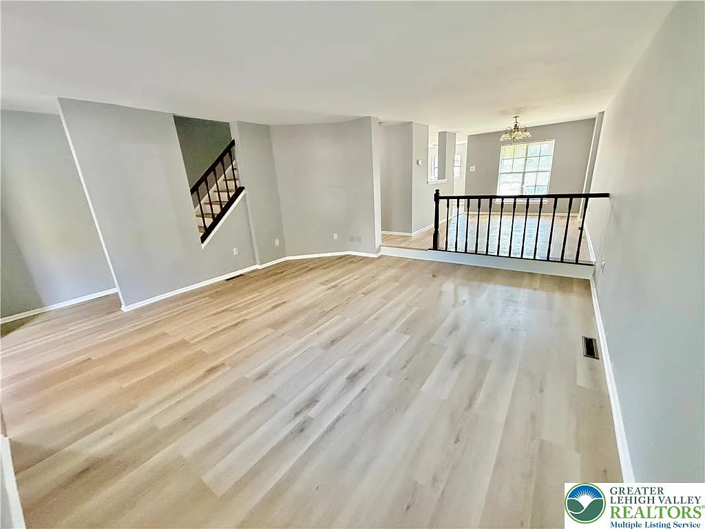 3 bed, 2.5 bath, 2046 sqft, $2,550 — Photo 4