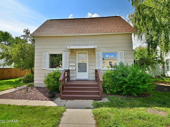 435 Kittson Ave, Grafton, ND 58237