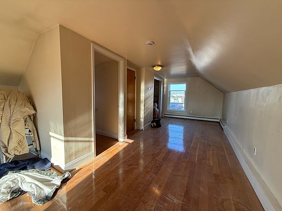 4th image of 59 Waverly St
