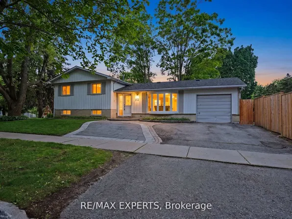 32 Oak Ct, Aurora, ON L4G 3J6